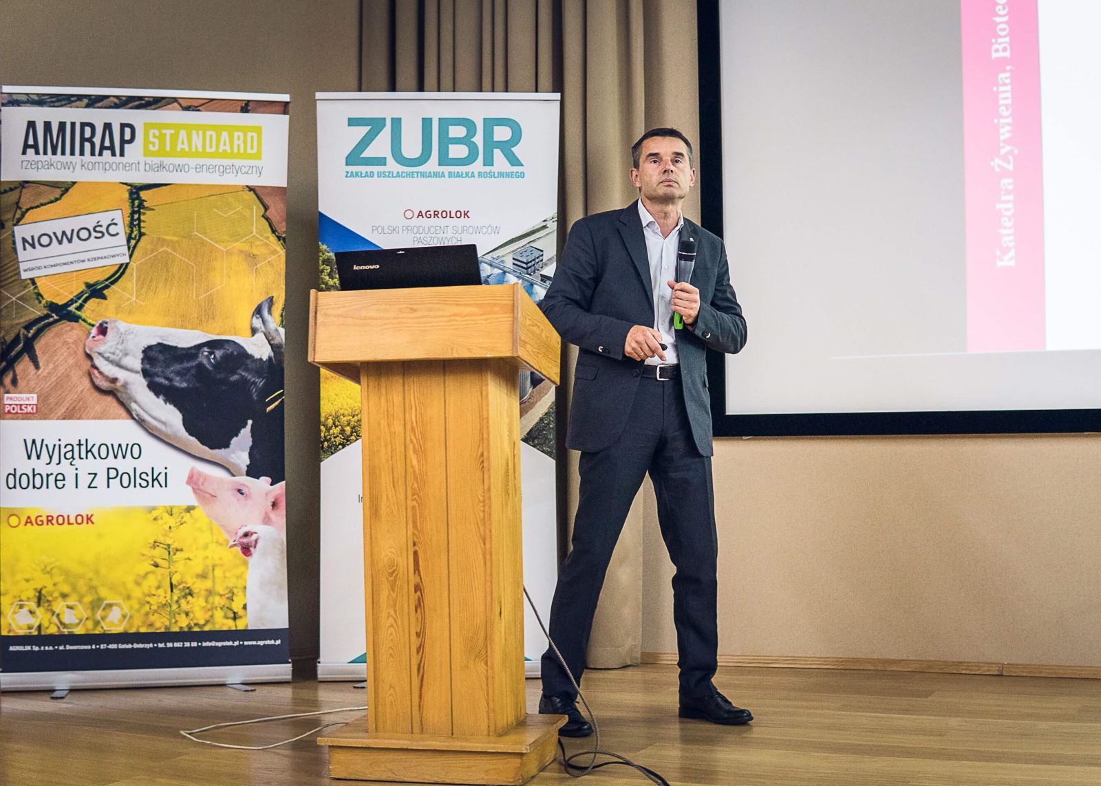 Profesor Piotr Micek na konferencji Agrolok mówił o wydajności mlecznej i żywieniu krów
